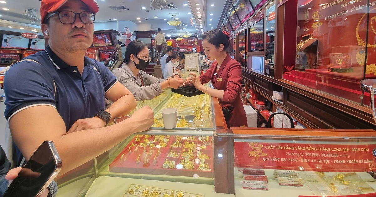 ‘Mua vàng giá cao chẳng khác nào cầm hòn than nóng’