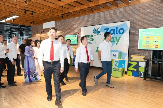 200 đại biểu Đại hội Đảng bộ TP.HCM lần thứ I tham quan VNG - Ảnh 1