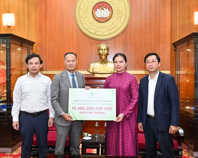 Nhà sáng lập Ecopark ủng hộ đồng bào chịu hậu quả của thiên tai 15 tỉ đồng - Ảnh 1