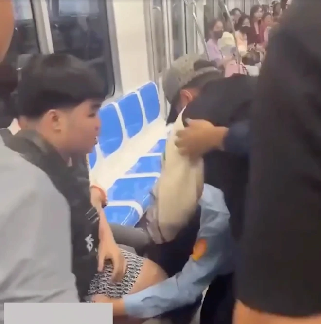 Bảo vệ tàu metro số 1 TP.HCM bị 2 thanh niên hành hung - Ảnh 1