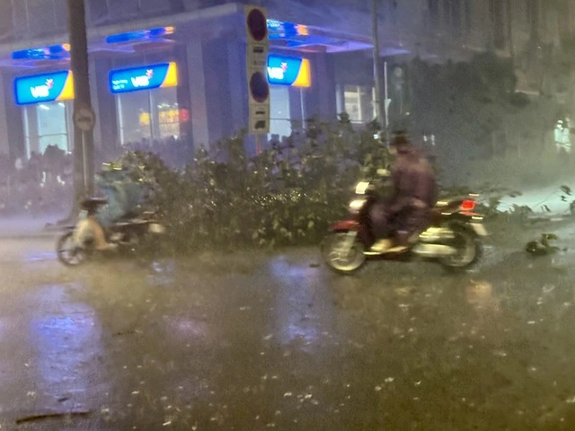 Đêm Trung thu, TP.HCM bất ngờ xuất hiện mưa giông rất mạnh - Ảnh 4