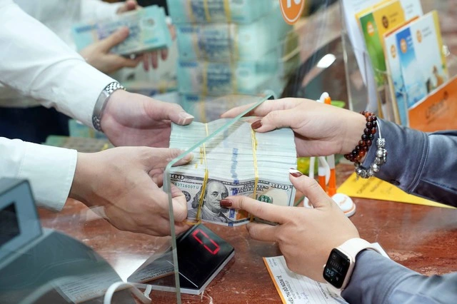 Giá USD hôm nay 27.10.2025: Tiếp tục đi lùi trong ngân hàng - Ảnh 1