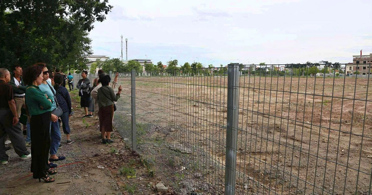 Người dân tham quan khu tái định cư dự án quảng trường, công viên phía đông Hồ