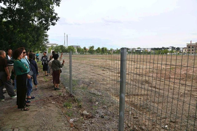 Người dân tham quan khu tái định cư dự án quảng trường, công viên phía đông Hồ - Ảnh 1