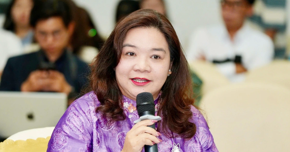 Lâm Thúy Ái - nữ doanh nhân cho gà nghe nhạc thiền và sáo trúc