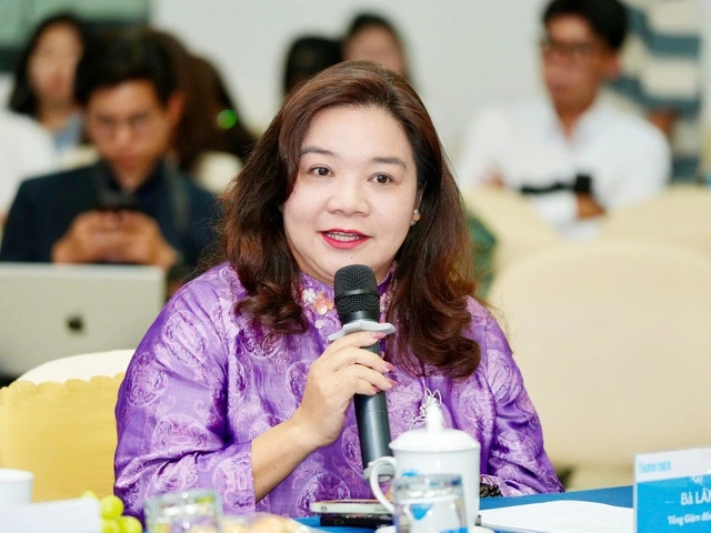 Lâm Thúy Ái - nữ doanh nhân cho gà nghe nhạc thiền và sáo trúc - Ảnh 1