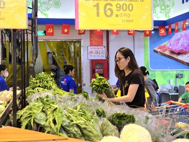 Saigon Co.op giảm giá thực phẩm đến 33% để san sẻ cùng người dân trong bão số 10 - Ảnh 2