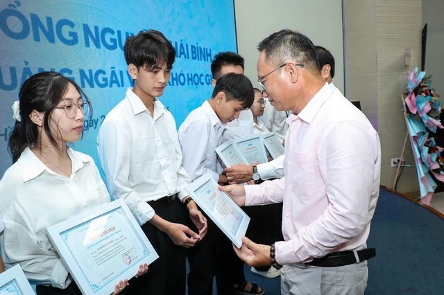 Trao 20 suất học bổng Nguyễn Thái Bình cho tân sinh viên Quảng Ngãi tại TP.HCM - Ảnh 3