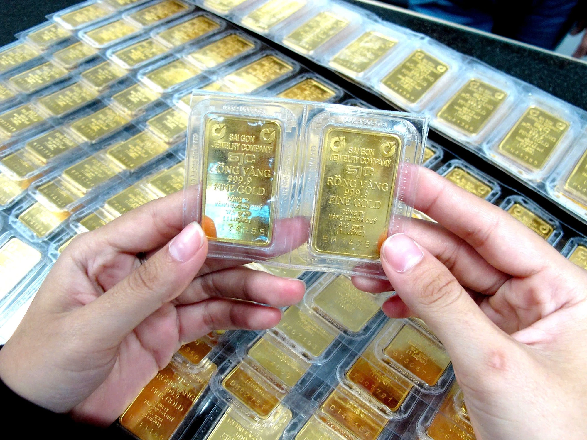 Vàng tăng kỷ lục, dự kiến thu thuế người bán vàng - Ảnh 1