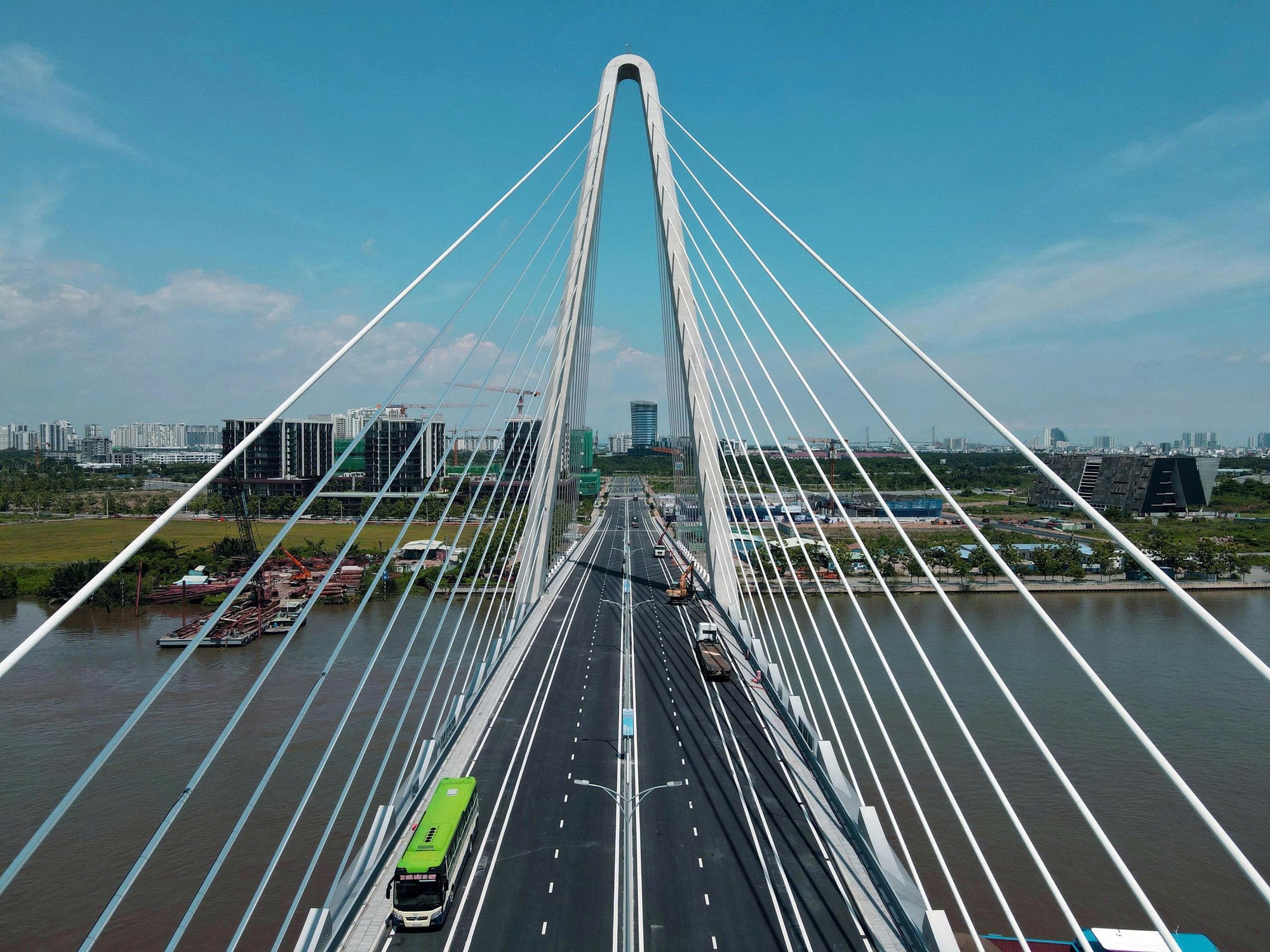 Dấu ấn thời đại trên các công trường - Ảnh 2