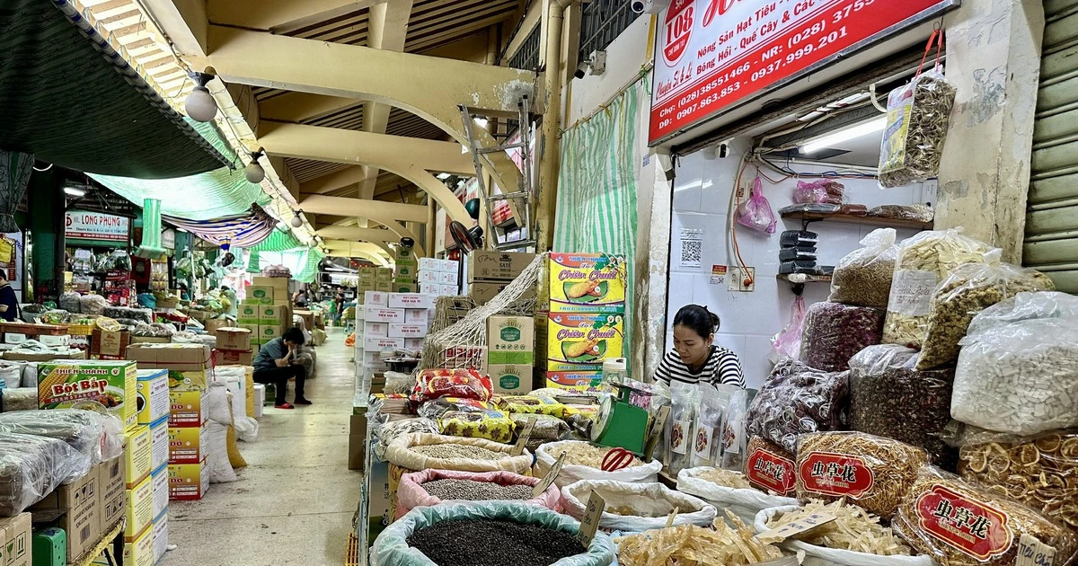 Giá xăng dầu 'neo' lạm phát