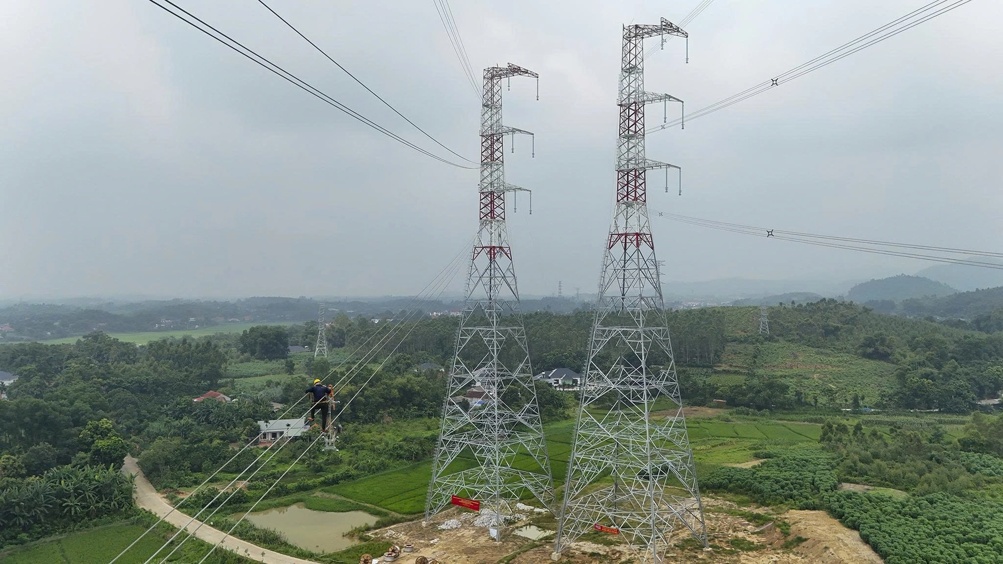 Đường dây 500 kV 'thần tốc' đưa điện sạch Tây Bắc 'tiếp viện' cho miền Bắc - Ảnh 4