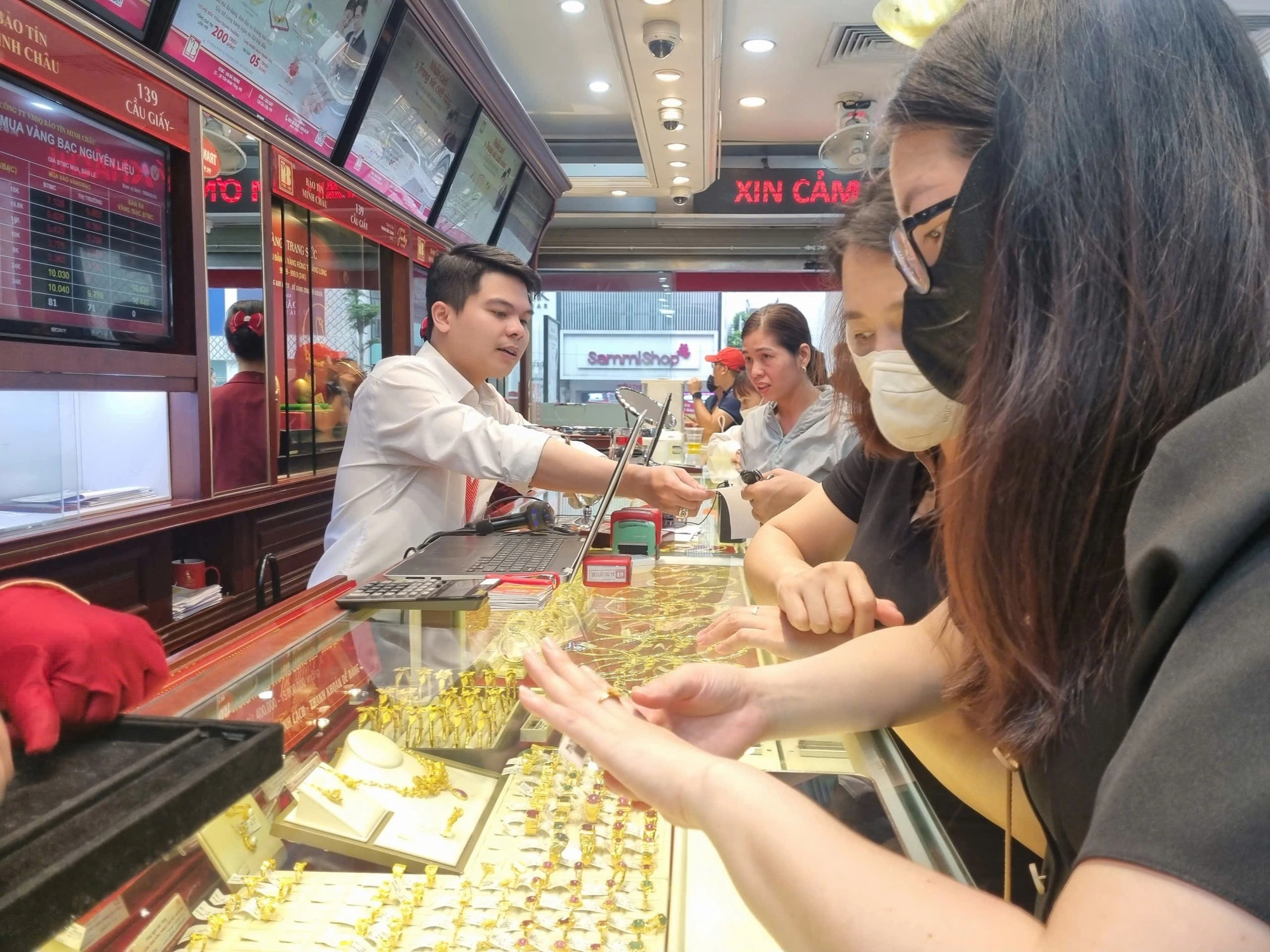 'Cơn địa chấn' khiến người mua vàng lỗ nặng - Ảnh 1