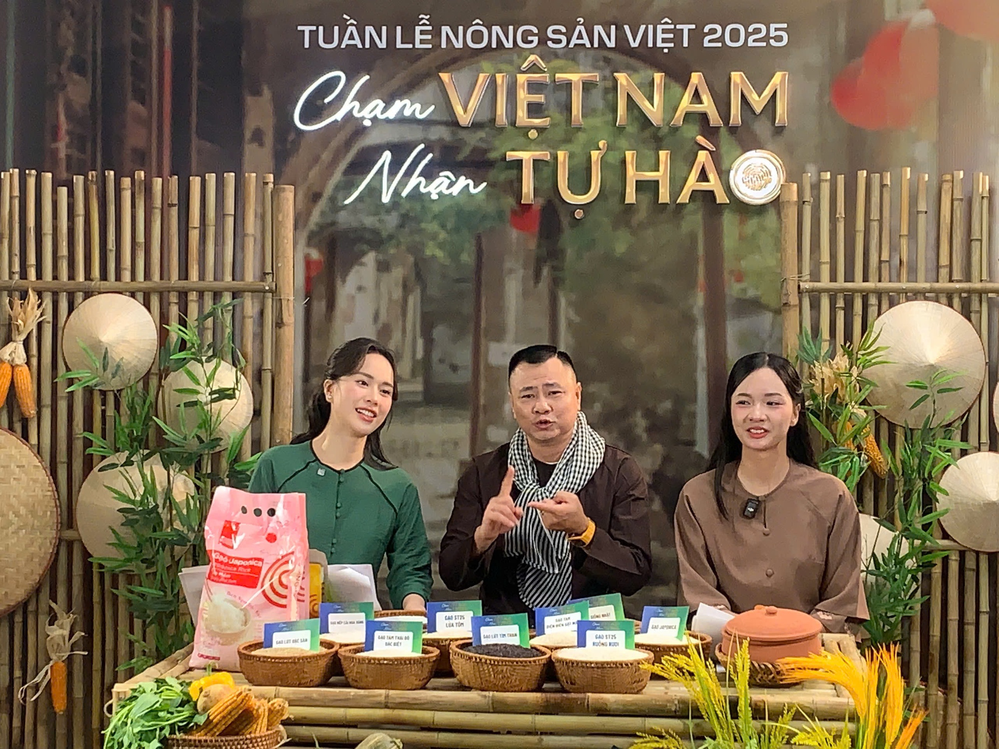 Livestream 2 tiếng, NSND Tự Long bán gần 6 tấn gạo - Ảnh 1