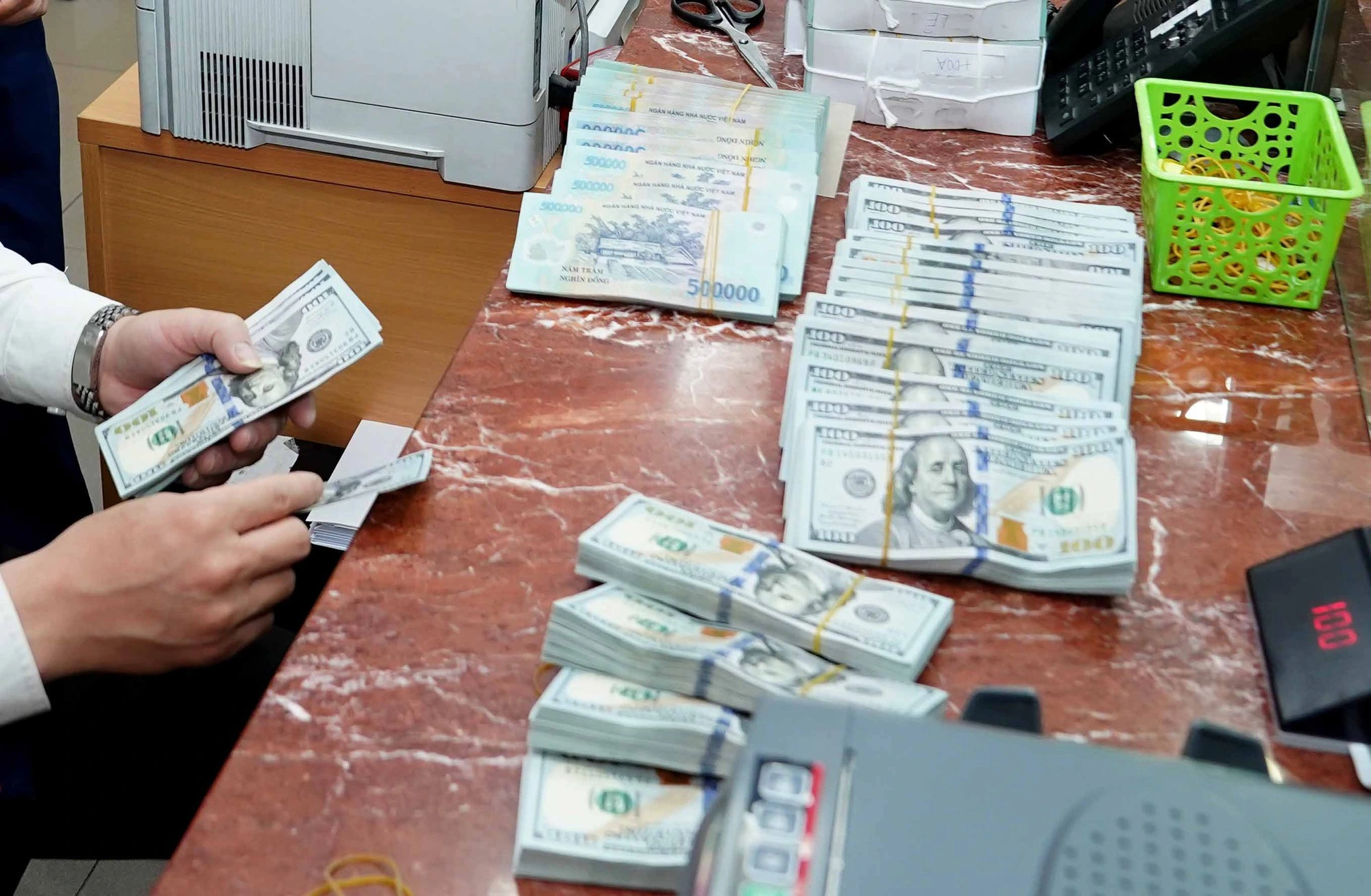 Siết thị trường USD 'chợ đen' - Ảnh 1