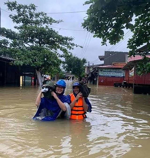 VNPT kết nối những cuộc gọi bình an trong mưa lũ - Ảnh 3