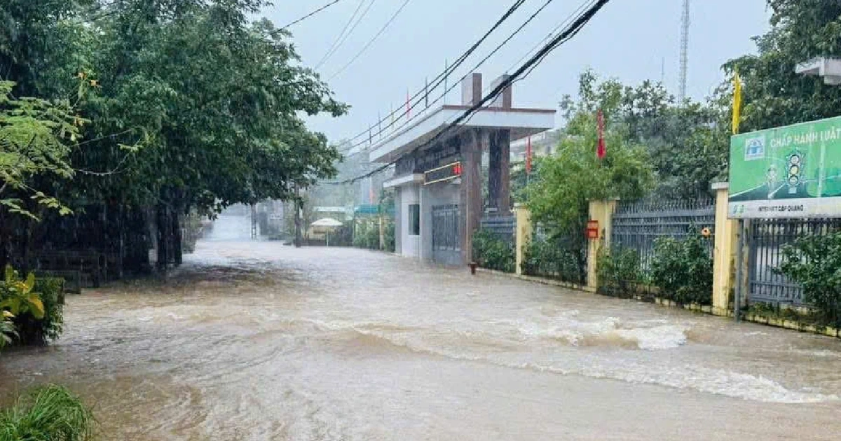 Miền Trung và Nam bộ mưa rất to, lũ lên nhanh