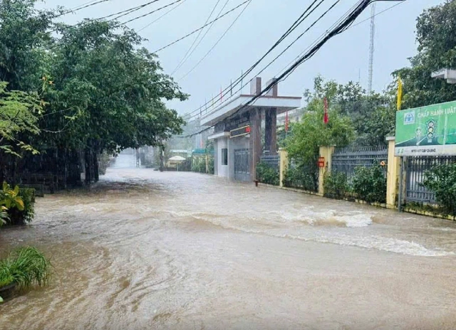 Miền Trung và Nam bộ mưa rất to, lũ lên nhanh - Ảnh 1