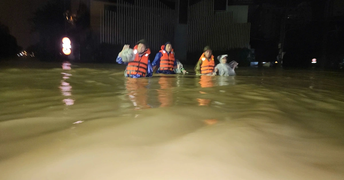 Hôm nay miền Trung tiếp tục mưa rất to, lũ lớn đạt đỉnh