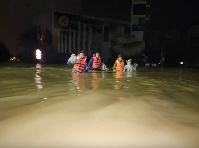 Hôm nay miền Trung tiếp tục mưa rất to, lũ lớn đạt đỉnh - Ảnh 1