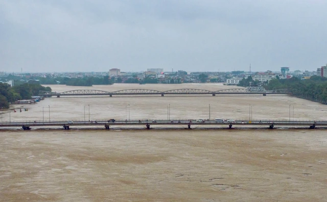 Miền Trung lũ đang xuống, mưa giảm dần - Ảnh 1