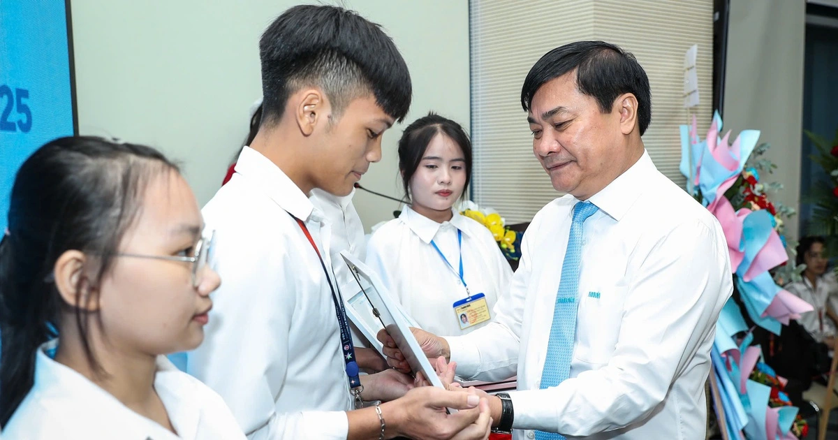 Trao 20 suất học bổng Nguyễn Thái Bình cho tân sinh viên Quảng Ngãi tại TP.HCM