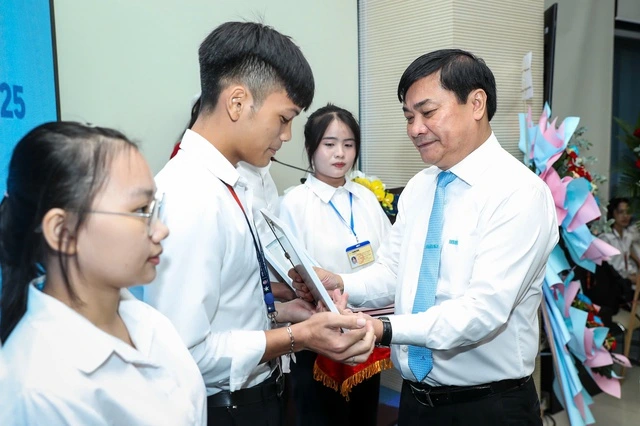 Trao 20 suất học bổng Nguyễn Thái Bình cho tân sinh viên Quảng Ngãi tại TP.HCM - Ảnh 1
