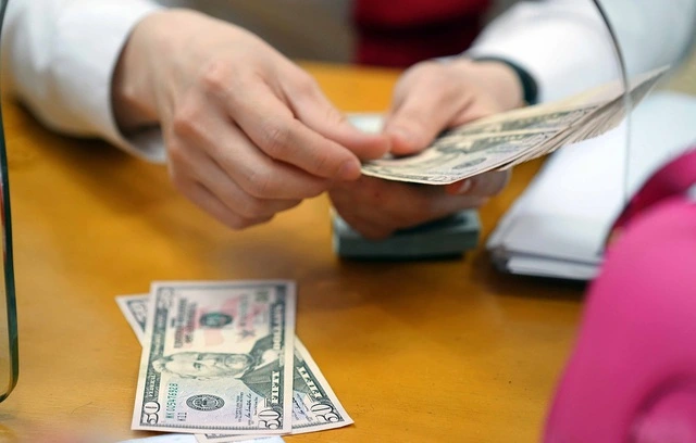 Giá USD hôm nay 8.10.2025: Ngân hàng đồng loạt giảm - Ảnh 1