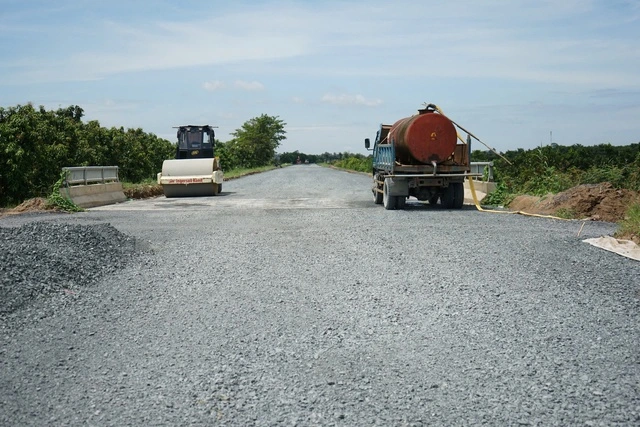 Vật liệu ở Đồng Tháp khan hiếm, nhà thầu phải thi công cầm chừng - Ảnh 2