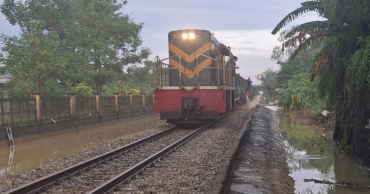 Thông tuyến đường sắt Bắc - Nam đoạn qua Huế sau 3 ngày chìm trong nước lũ
