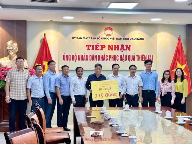 TKV trao 10,7 tỉ đồng hỗ trợ 4 tỉnh khắc phục hậu quả mưa lũ bão Matmo - Ảnh 1