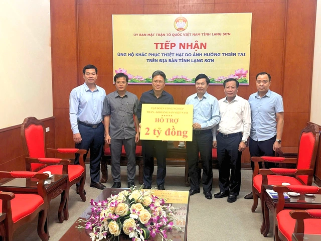 TKV trao 10,7 tỉ đồng hỗ trợ 4 tỉnh khắc phục hậu quả mưa lũ bão Matmo - Ảnh 2