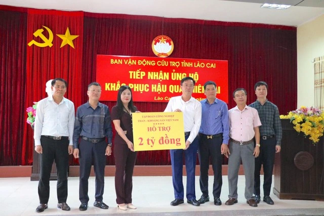 TKV trao 10,7 tỉ đồng hỗ trợ 4 tỉnh khắc phục hậu quả mưa lũ bão Matmo - Ảnh 4