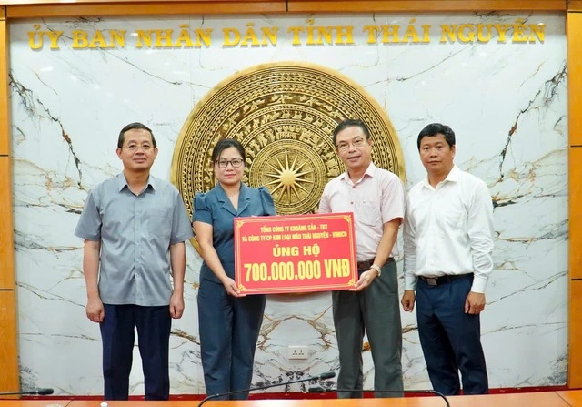 TKV trao 10,7 tỉ đồng hỗ trợ 4 tỉnh khắc phục hậu quả mưa lũ bão Matmo - Ảnh 5