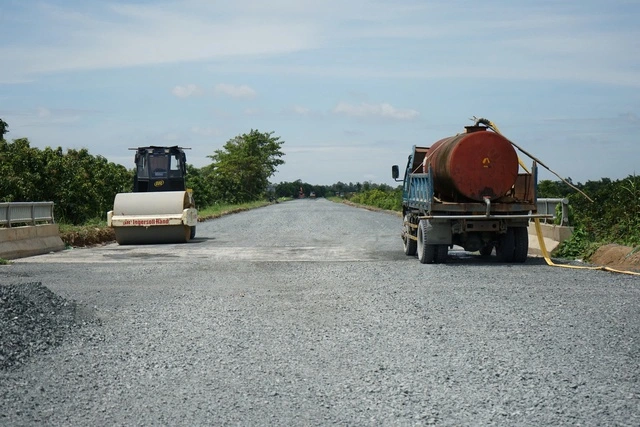 Đường tránh Cao Lãnh xuyên qua cánh đồng mùa nước nổi sắp hoàn thành - Ảnh 6