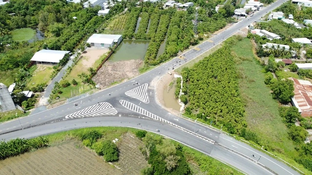 Đường tránh Cao Lãnh xuyên qua cánh đồng mùa nước nổi sắp hoàn thành - Ảnh 1