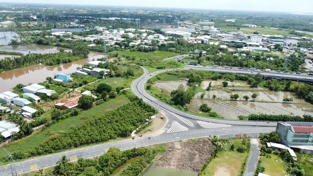 Đường tránh Cao Lãnh xuyên qua cánh đồng mùa nước nổi sắp hoàn thành - Ảnh 2