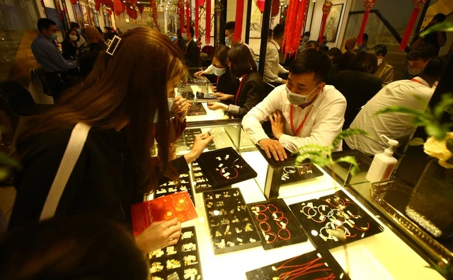 Giá vàng hôm nay 26.10.2025: Lao dốc khiến người mua lỗ hơn 10 triệu đồng - Ảnh 1