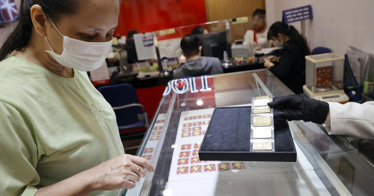 Khách mua vàng, bán vàng từ 20 triệu đồng phải chuyển khoản