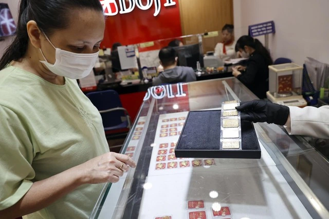 Khách mua vàng, bán vàng từ 20 triệu đồng phải chuyển khoản - Ảnh 1