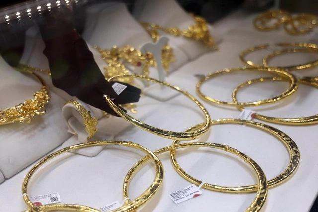 Giá vàng hôm nay 5.10.2025: Lập kỷ lục mới, người mua sau một tuần lãi bao nhiêu? - Ảnh 1