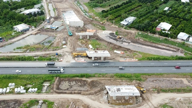 Vật liệu ở Đồng Tháp khan hiếm, nhà thầu phải thi công cầm chừng - Ảnh 1