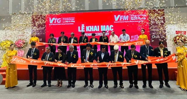 Ùn ùn xếp hàng xem triển lãm dệt may quốc tế tại TP.HCM - Ảnh 1