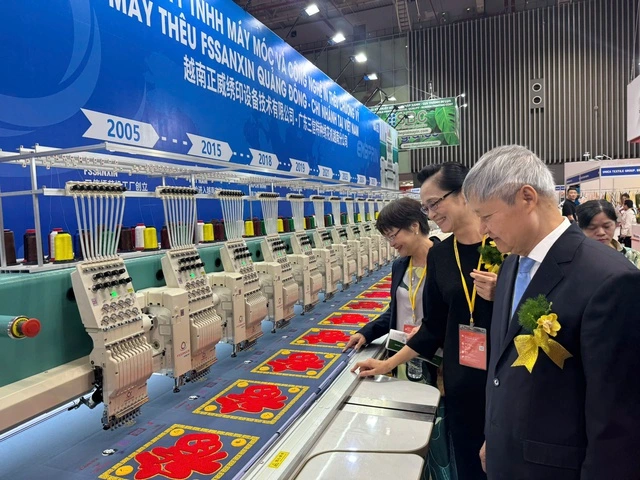 Ùn ùn xếp hàng xem triển lãm dệt may quốc tế tại TP.HCM - Ảnh 2