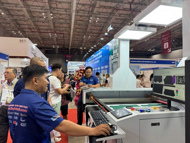 Ùn ùn xếp hàng xem triển lãm dệt may quốc tế tại TP.HCM - Ảnh 3