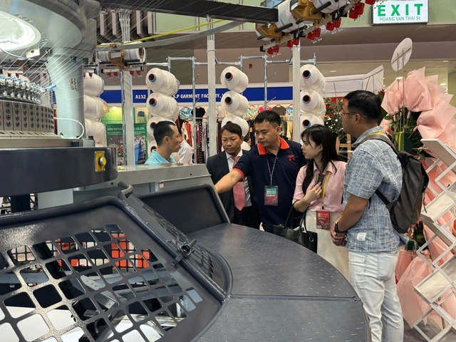 Ùn ùn xếp hàng xem triển lãm dệt may quốc tế tại TP.HCM - Ảnh 4