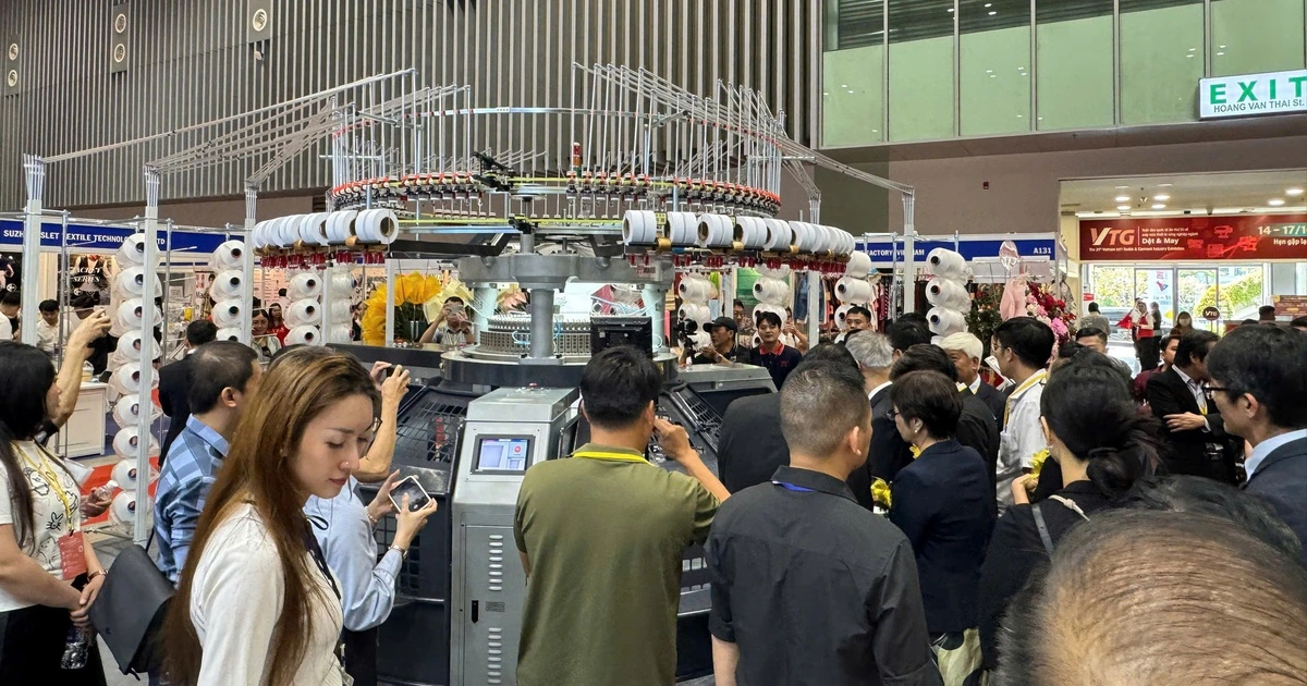 Ùn ùn xếp hàng xem triển lãm dệt may quốc tế tại TP.HCM
