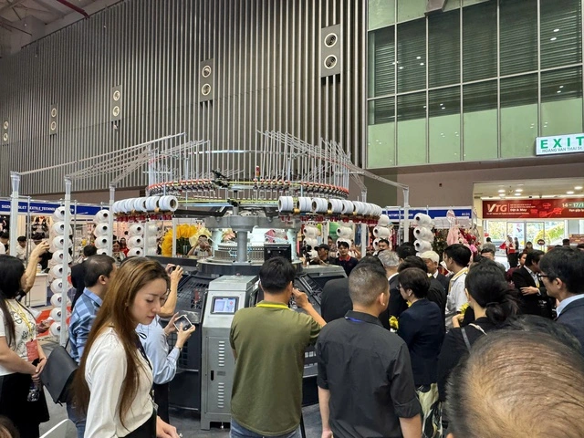 Ùn ùn xếp hàng xem triển lãm dệt may quốc tế tại TP.HCM - Ảnh 5