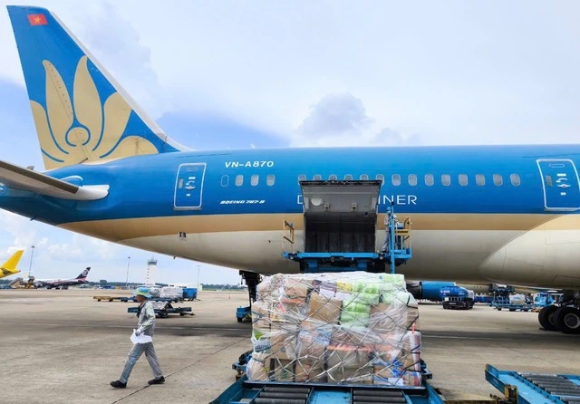 Vietnam Airlines vận chuyển miễn phí hàng hóa hỗ trợ vùng mưa lũ miền Trung - Ảnh 1