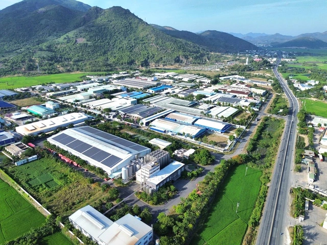 Khánh Hòa phát triển công nghiệp với gần 4.700 ha đất phân bổ cho các xã phường - Ảnh 1
